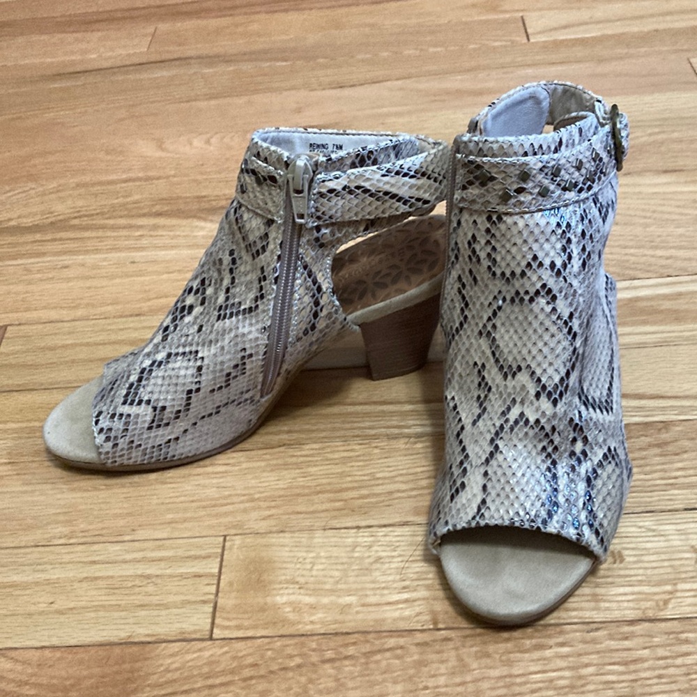 Peeptoe chunky heel brown snakeprint heels